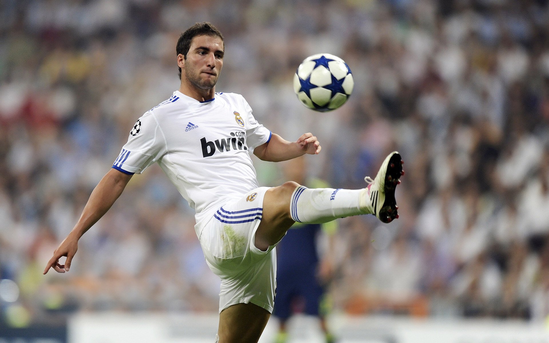 “青少年足球联赛精彩纷呈，激发青少年潜能”，青少年的足球联赛